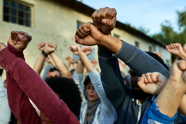 Close-up van multi-etnische groep demonstranten met armcrossing-gebaar op openbare demonstraties