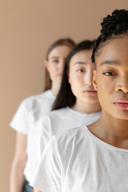 Gratis foto close-up van multiculturele vrouwen poseren