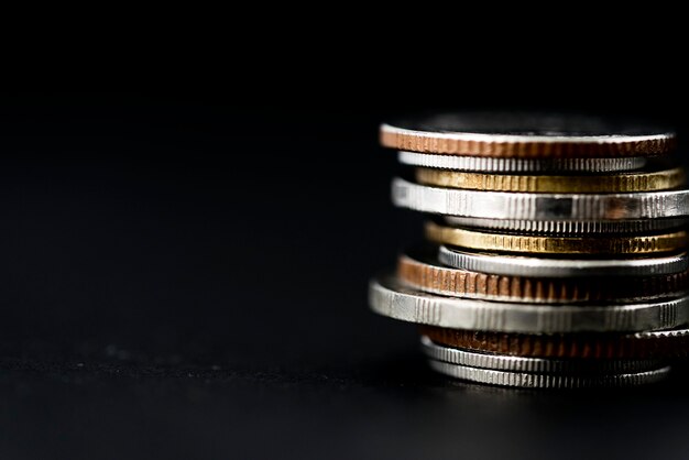 Close-up van munten stapel geïsoleerd op zwarte achtergrond