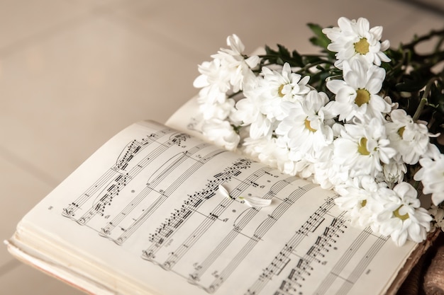 Close-up van muzieknoten en een boeket bloemen
