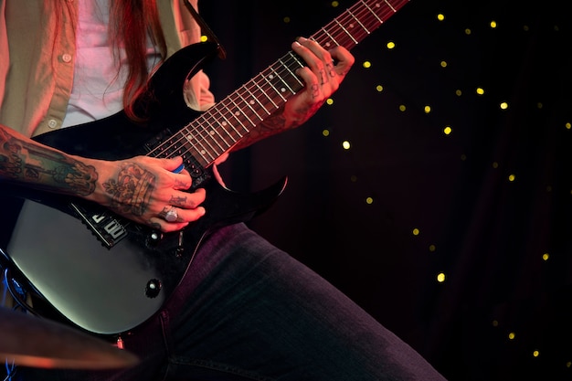 Close-up van muzikant die gitaar speelt