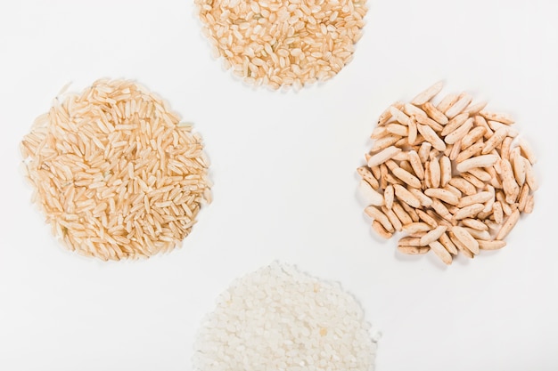 Close-up van ongekookte rijst die over witte achtergrond wordt geïsoleerd