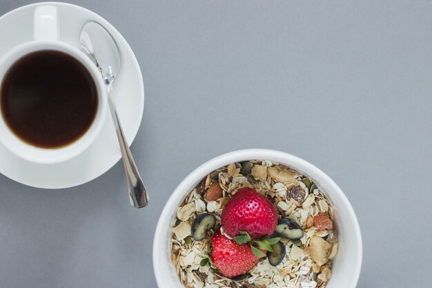 Close-up van ontbijt muesli kom en koffie