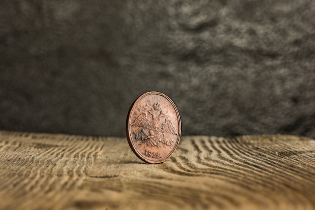 Close-up van oud Russisch muntstuk op een houten lijst.