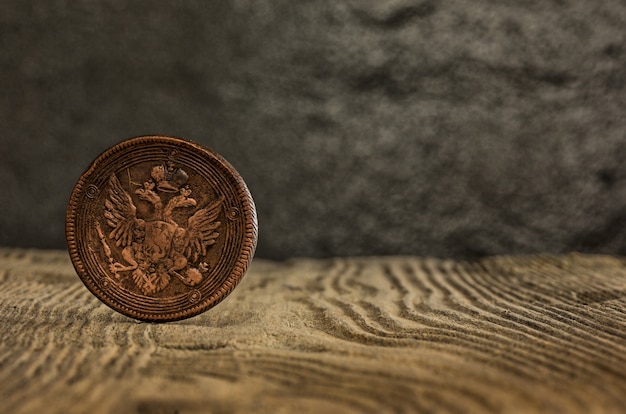 Close-up van oud Russisch muntstuk op houten.