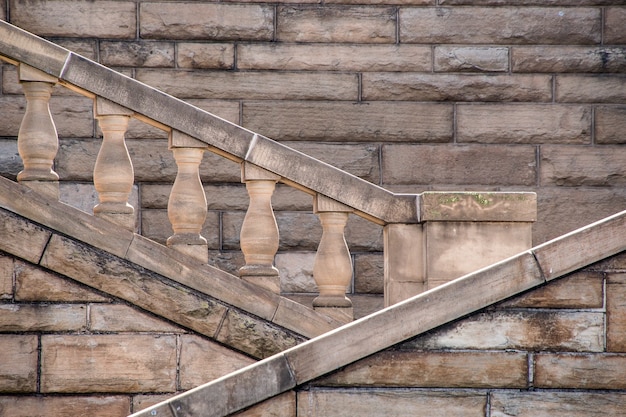 Close-up van oude trappen van een stenen gebouw onder het zonlicht