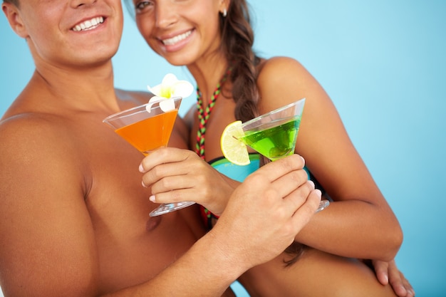 Close-up van paar houden cocktails op het strand