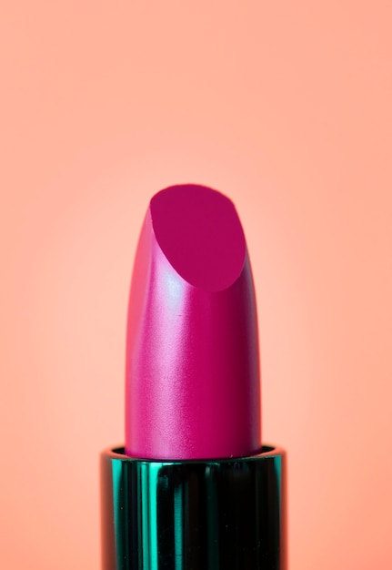 Gratis foto close-up van paarse lippenstift voor vrouwen