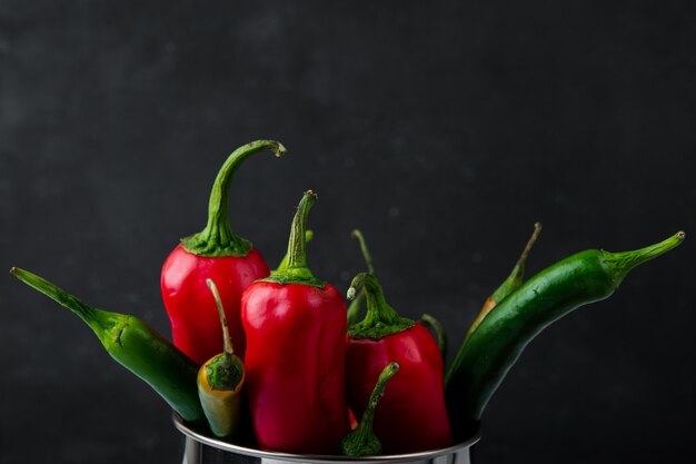 Close-up van paprika op zwarte achtergrond met kopie ruimte