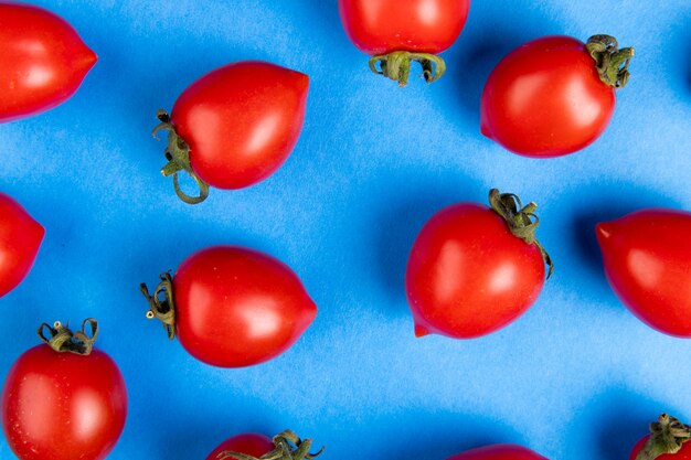 Close-up van patroon van tomaten op blauwe ondergrond