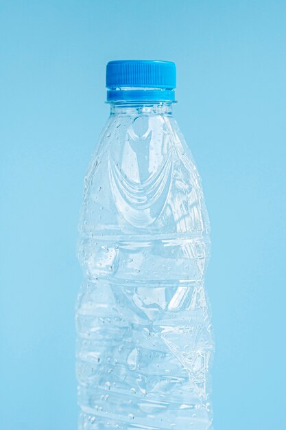 Close-up van plastic fles op blauwe achtergrond