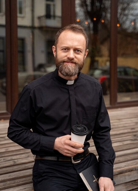 Close-up van priester in zijn lunchtijd