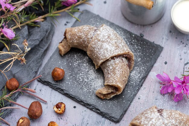 Close-up van rauw veganistisch broodje en hazelnoten op een paars grunge-tafelblad