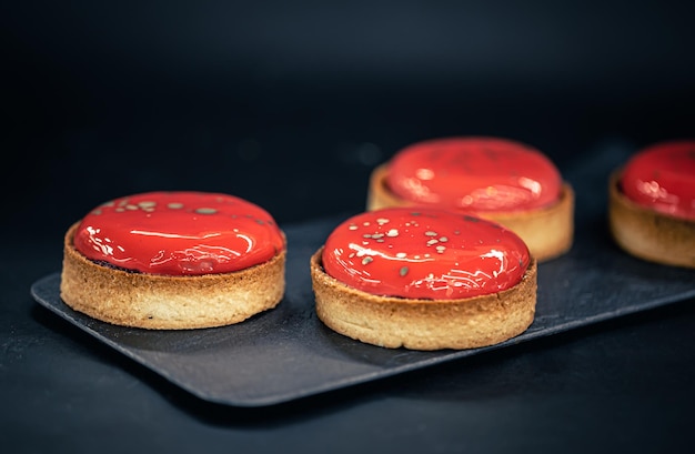 Close-up van rode gebakjes op een zwarte achtergrond