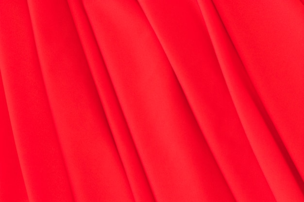 Gratis foto close-up van rode gevouwen stoffenachtergrond