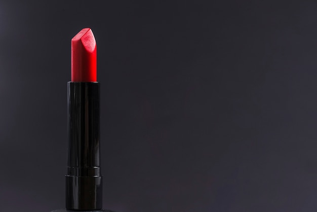 Close-up van rode lippenstift tegen zwarte achtergrond