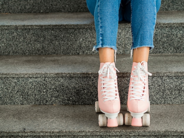 Close-up van rolschaatsen en trappen