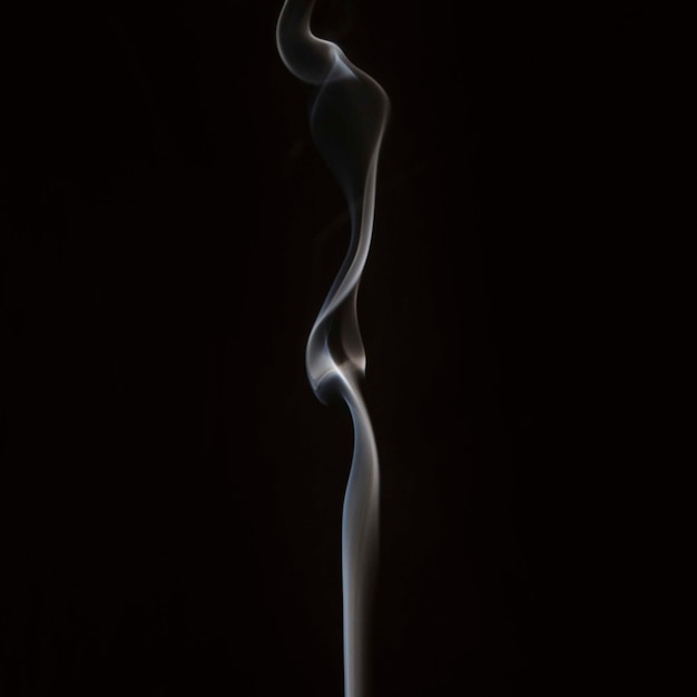Close-up van rook die tegen zwarte achtergrond wervelt