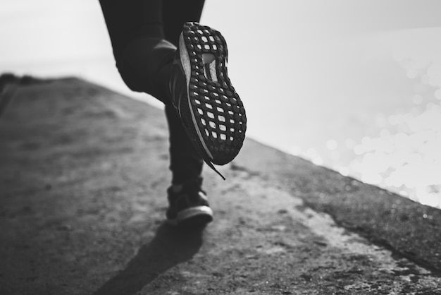 Close-up van schoenen tijdens het hardlopen