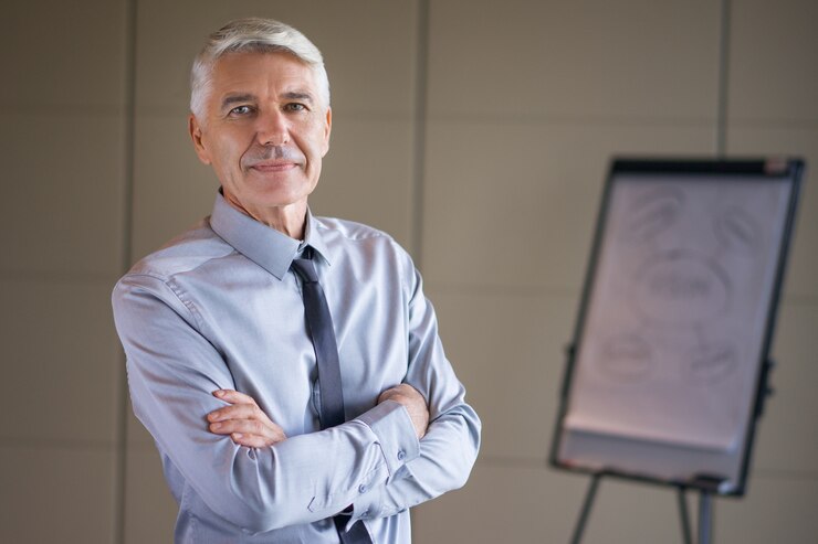 Gratis Foto close-up van senior lecturer met de armen gekruist
