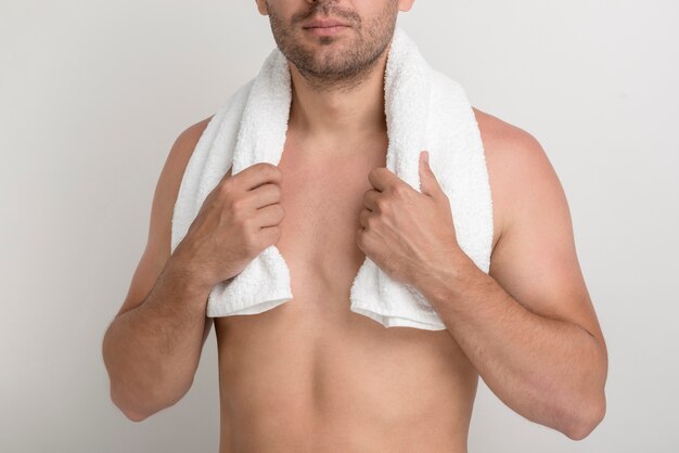 Close-up van shirtless jonge man met witte handdoek