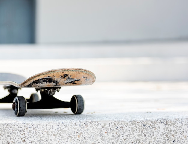 Close-up van skateboard op witte vloer