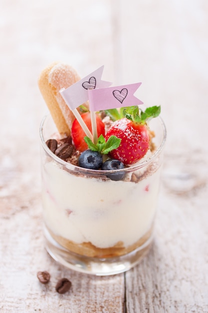 Close-up van smakelijke dessert met bosbessen en aardbeien