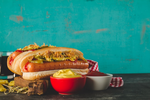 Gratis foto close-up van smakelijke hotdogs met sauzen