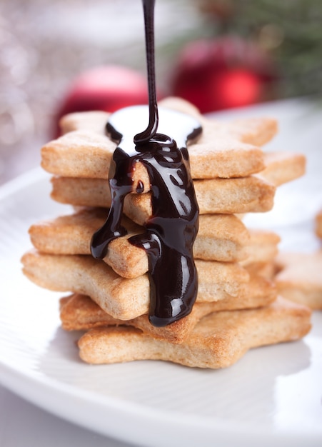 Close-up van smakelijke siroop over cookies