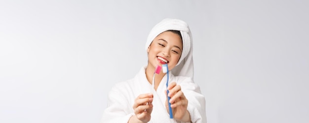 Close up van Smile vrouw tanden poetsen geweldig voor gezondheid tandheelkundige zorg concept geïsoleerd op witte achtergrond