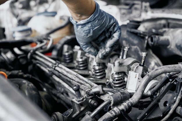 Close up van sproeiers in dieselmotor onder geopende motorkap