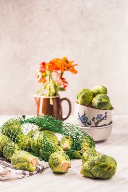 Close-up van spruitjes op marmeren tafelblad