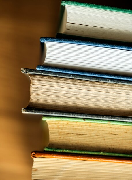 Close-up van stapel van antiek boeken onderwijs, academisch en literair concept