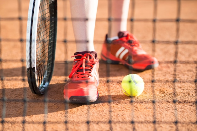 Gratis foto close-up van tennisspeler voeten