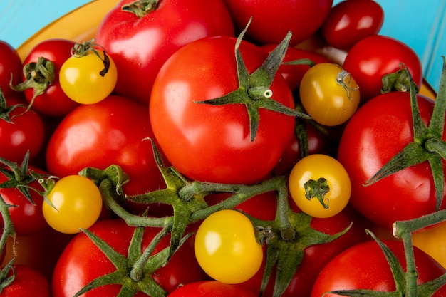 Close-up van tomaten in kom op blauwe ondergrond