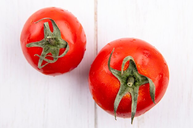 Close-up van tomaten op houten muur