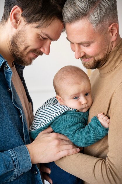 Close-up van twee vaders en een baby