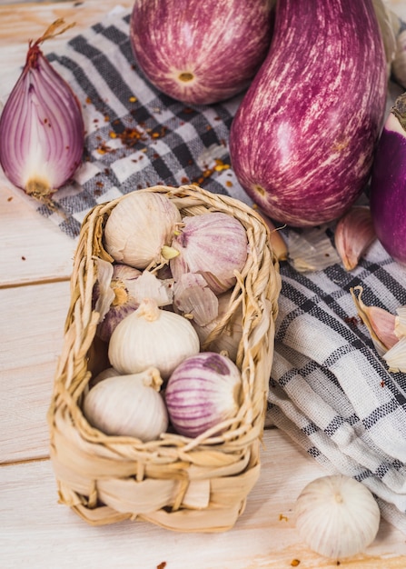 Close-up van uien dichtbij aubergines op doek