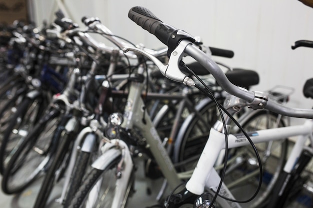 Close-up van vele fietsen in werkplaats