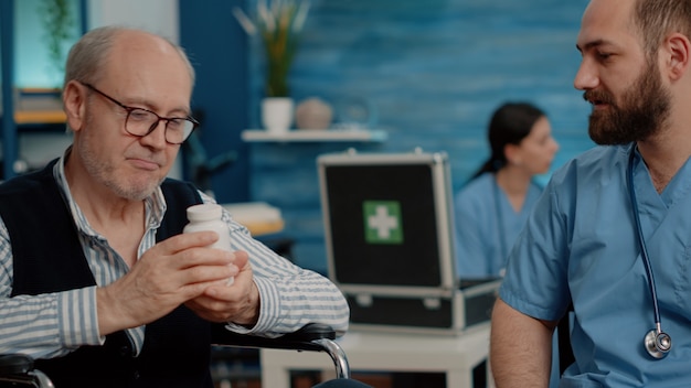 Gratis foto close up van verpleegster met fles pillen om gehandicapte patiënt te behandelen