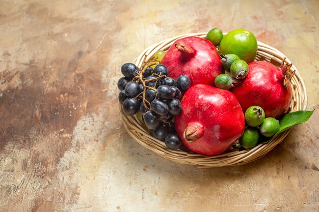 Close up van vers fruit in houten mand