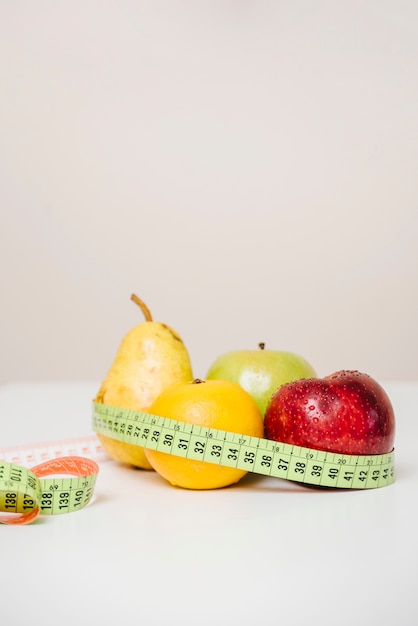 Close-up van vers fruit met meetlint op tafel