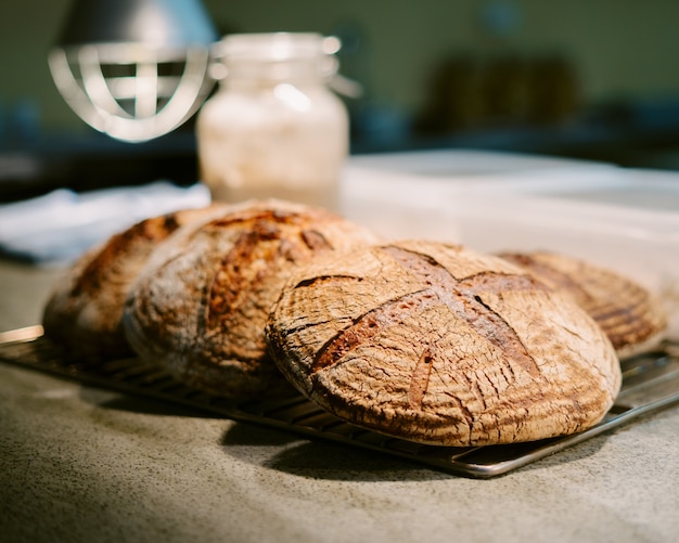 Close-up van vers gebakken roestig knapperig zelfgebakken brood