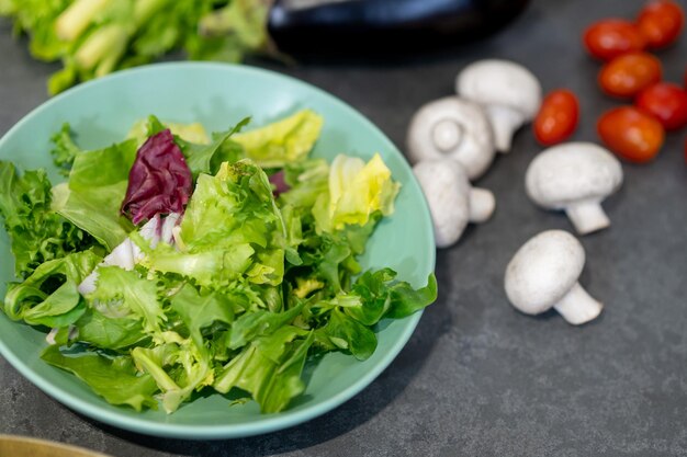 Close up van verschillende groenten op tafel