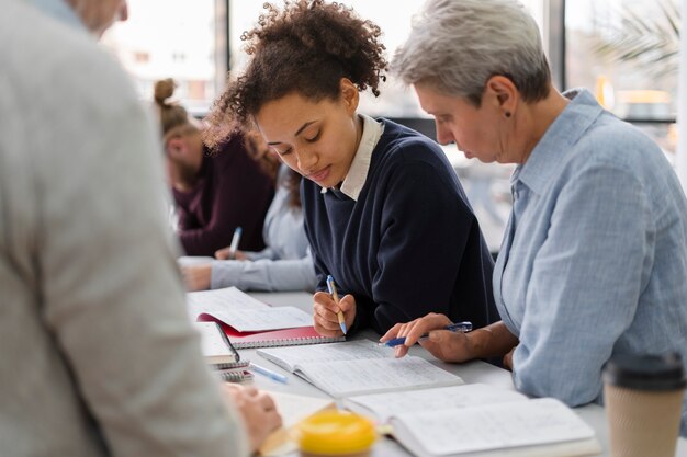 Close-up van verschillende mensen die samen studeren