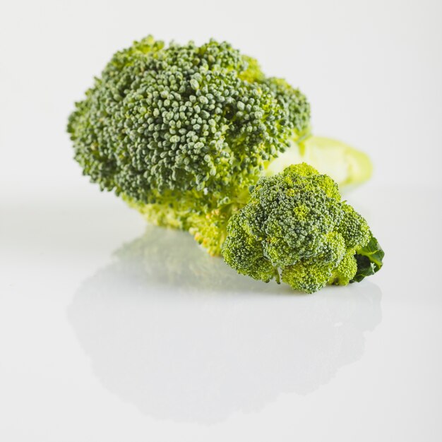 Close-up van verse broccoli op witte oppervlakte