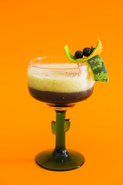Close-up van verse cocktail op oranje achtergrond