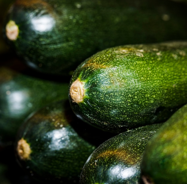 Gratis foto close-up van verse courgette in opslag