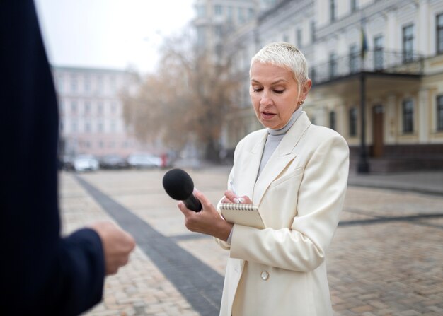 Close-up van verslaggever die een interview neemt