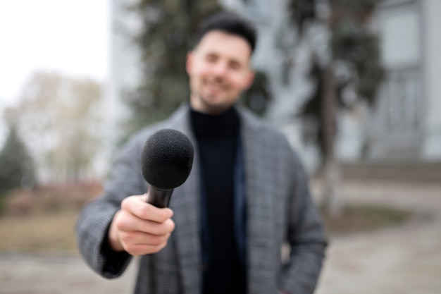 Gratis foto close-up van verslaggever die zich voorbereidt op een interview